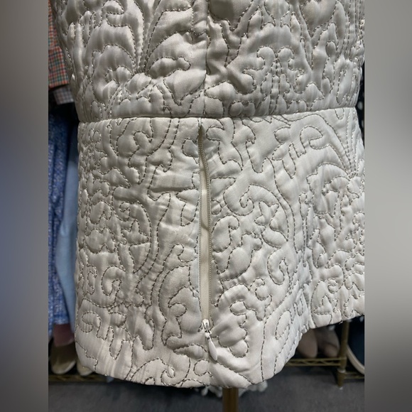 White House Black Market Cream and Gold Full Zip Up Vest. Size Large. - Picture 4 of 12